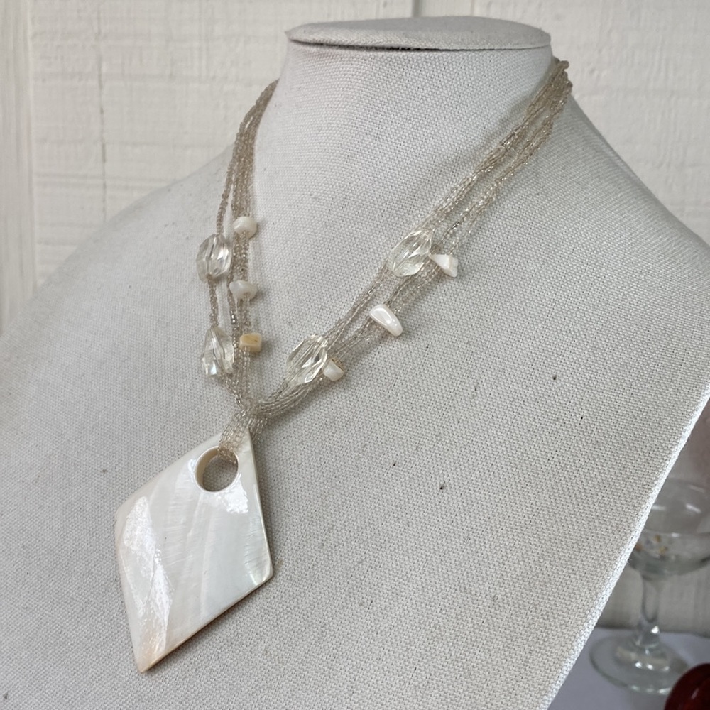 Polished shell and clear seed bead necklace - Picture 2 of 9